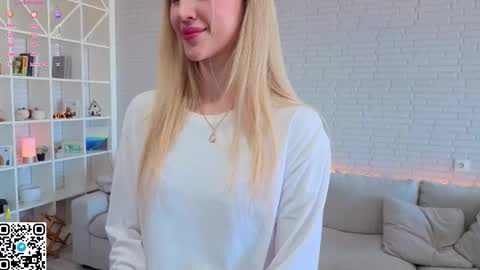 Snapshot of tesalune_ chatting on October 4, 6:33 am Tesa online show from October 4, 6:33 am