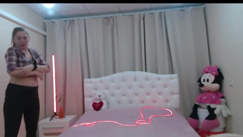 Snapshot of tessadaybreak chatting on April 23, 7:52 am tessadaybreak online show from April 23, 7:52 am