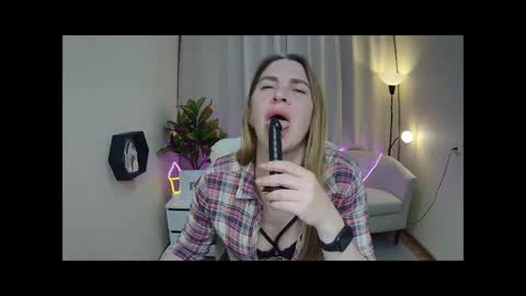 Snapshot of tessadaybreak chatting on May 15, 8:21 am tessadaybreak online show from May 15, 8:21 am