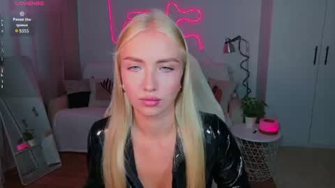 TessaHamilton online show from August 7, 1:13 pm