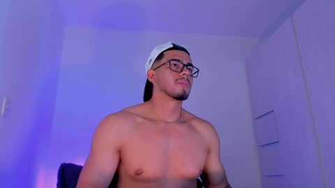 Snapshot of thadeo_king chatting on April 10, 1:44 am thadeo_king online show from April 10, 1:44 am