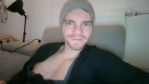 Snapshot of thebatguuy chatting on December 14, 11:01 pm thebatguuy online show from December 14, 11:01 pm