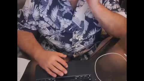 Snapshot of thebearking69 chatting on October 12, 11:59 pm The Bear King online show from October 12, 11:59 pm