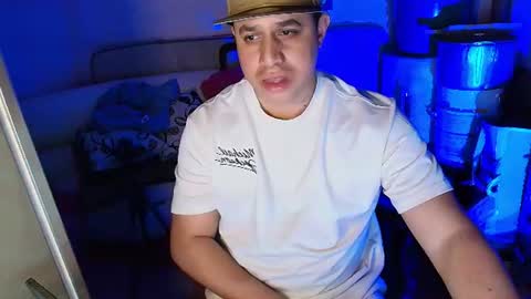 Snapshot of thebest_tony chatting on July 24, 2:42 am thebest_tony online show from July 24, 2:42 am