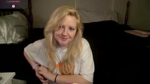 Snapshot of thedancingalien chatting on June 5, 1:23 am Kassandra Grant online show from June 5, 1:23 am