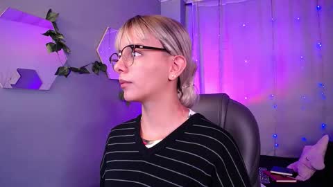 Snapshot of thegodmother_gh chatting on October 29, 3:42 am Peyton online show from October 29, 3:42 am