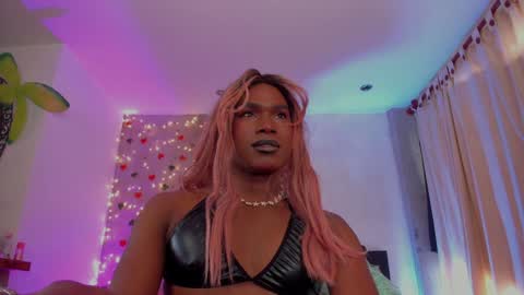 Snapshot of thegoldenbitch chatting on January 17, 10:23 pm Goldie online show from January 17, 10:23 pm