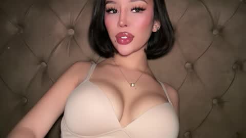 Elle  dont forget to folloW me and thumbs up online show from April 2, 1:25 am