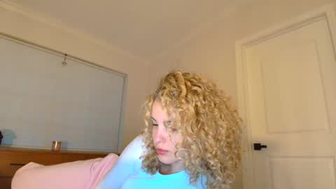 Snapshot of theislandgirl chatting on January 28, 11:17 pm Lily Marie online show from January 28, 11:17 pm