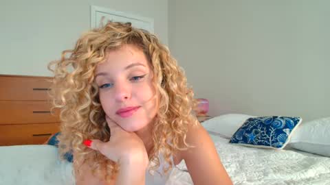 Snapshot of theislandgirl chatting on February 18, 10:14 pm Lily Marie online show from February 18, 10:14 pm