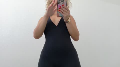 Snapshot of theislandgirl chatting on December 5, 5:42 pm Lily Marie online show from December 5, 5:42 pm