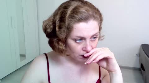 Ella online show from December 20, 9:32 am