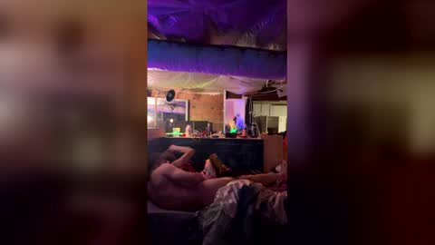 Snapshot of thelevelbelow chatting on December 23, 5:27 am thelevelbelow online show from December 23, 5:27 am