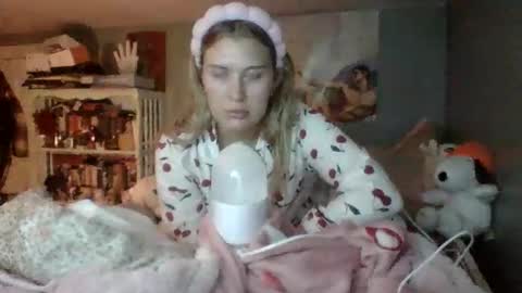 Little Bambii online show from December 15, 3:55 am