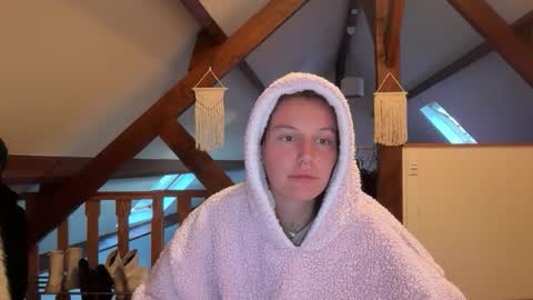 theofficialqueen online show from April 12, 6:13 pm