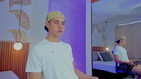 Snapshot of theohawke_ chatting on December 16, 3:32 pm THEO- MATEO online show from December 16, 3:32 pm