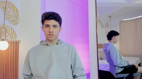 Snapshot of theohawke_ chatting on December 17, 4:53 pm THEO- MATEO online show from December 17, 4:53 pm