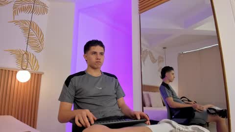 Snapshot of theohawke_ chatting on December 21, 1:53 pm THEO- MATEO online show from December 21, 1:53 pm