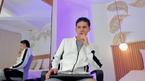 Snapshot of theohawke_ chatting on December 27, 11:28 am THEO- MATEO online show from December 27, 11:28 am