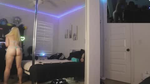 Snapshot of thepluglove chatting on November 16, 10:48 pm The Plug Love Friends online show from November 16, 10:48 pm