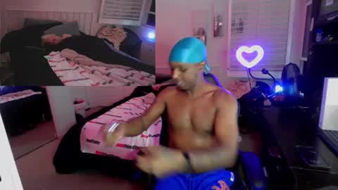 Snapshot of thepluglove chatting on November 18, 10:41 am The Plug Love Friends online show from November 18, 10:41 am