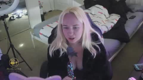 Snapshot of thepluglove chatting on November 24, 6:51 pm The Plug Love Friends online show from November 24, 6:51 pm