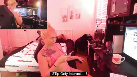 Snapshot of thepluglove chatting on November 26, 6:09 pm The Plug Love Friends online show from November 26, 6:09 pm