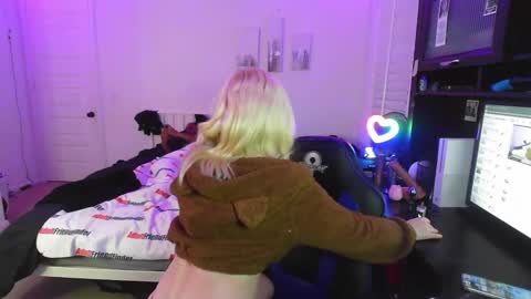 Snapshot of thepluglove chatting on November 28, 1:47 pm The Plug Love Friends online show from November 28, 1:47 pm