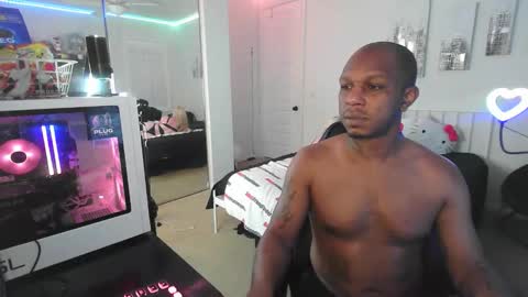 Snapshot of thepluglove chatting on December 14, 1:11 am The Plug Love Friends online show from December 14, 1:11 am