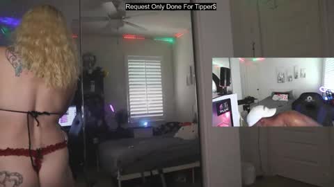 Snapshot of thepluglove chatting on December 16, 8:36 pm The Plug Love Friends online show from December 16, 8:36 pm