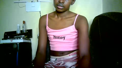 Snapshot of therry_heart chatting on May 24, 5:01 am hearty online show from May 24, 5:01 am