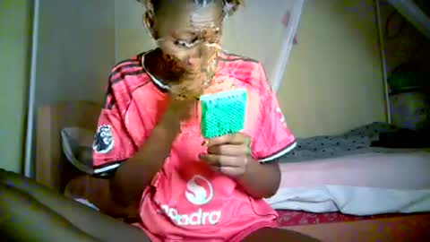 Snapshot of therry_heart chatting on July 28, 3:35 am hearty online show from July 28, 3:35 am