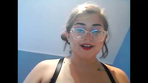 Snapshot of theshortmexican chatting on October 19, 12:11 am theshortmexican online show from October 19, 12:11 am