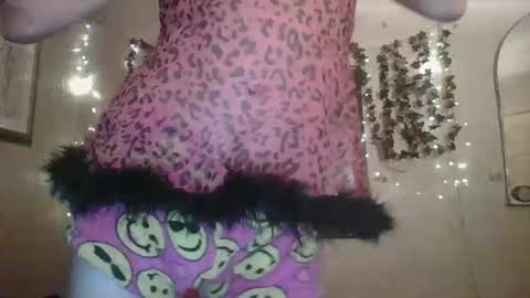 Snapshot of thesillymillie chatting on November 21, 11:03 pm sillymillie0 online show from November 21, 11:03 pm