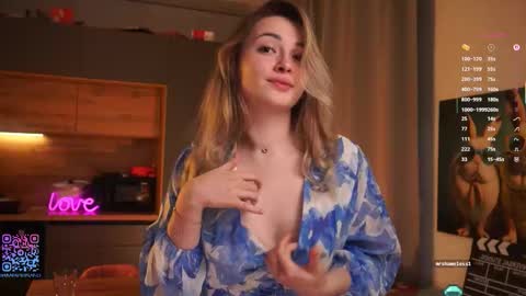 Mia online show from October 2, 4:36 pm