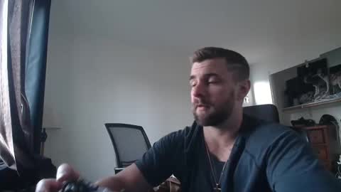 Snapshot of theufcfan_8181 chatting on April 28, 2:27 am troy online show from April 28, 2:27 am