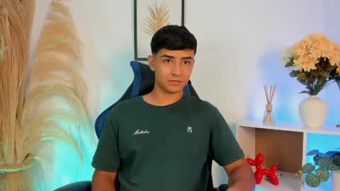 Snapshot of thiago_connor21 chatting on April 21, 11:51 pm Thiago online show from April 21, 11:51 pm
