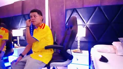 T H I A G O online show from June 18, 5:19 am