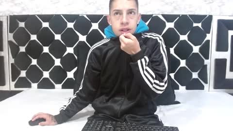 Thiago   online show from February 15, 12:11 pm