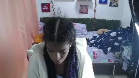 Snapshot of thiana_horny chatting on June 17, 12:50 pm thiana_horny online show from June 17, 12:50 pm