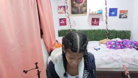 Snapshot of thiana_horny chatting on June 25, 12:42 pm thiana_horny online show from June 25, 12:42 pm