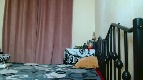 Snapshot of thichslutx chatting on December 4, 7:44 pm Maria online show from December 4, 7:44 pm