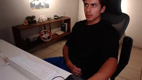 Snapshot of thieves_us chatting on February 1, 4:22 am thieves_us online show from February 1, 4:22 am