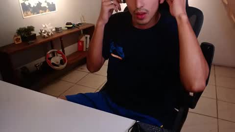 Snapshot of thieves_us chatting on February 1, 10:52 pm thieves_us online show from February 1, 10:52 pm