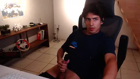 Snapshot of thieves_us chatting on February 9, 8:29 am thieves_us online show from February 9, 8:29 am