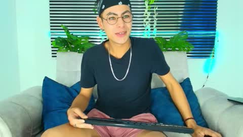 Snapshot of thiiagosaeenz chatting on February 3, 2:44 pm Thiago Saenzz online show from February 3, 2:44 pm