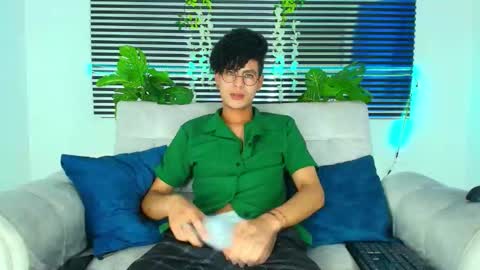 Snapshot of thiiagosaeenz chatting on February 5, 4:22 pm Thiago Saenzz online show from February 5, 4:22 pm