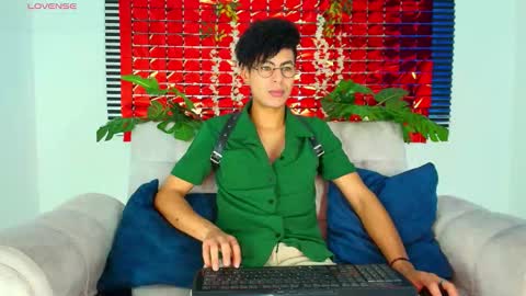 Snapshot of thiiagosaeenz chatting on February 13, 3:08 pm Thiago Saenzz online show from February 13, 3:08 pm