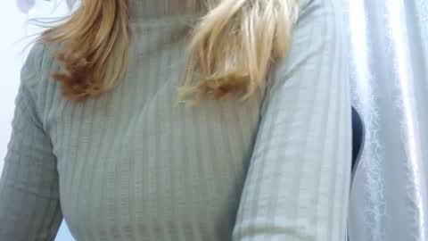 Snapshot of thin33 chatting on February 12, 2:28 am sara online show from February 12, 2:28 am