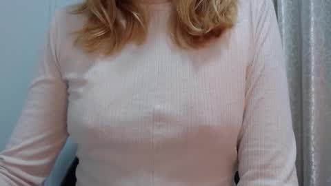 Snapshot of thin33 chatting on February 13, 2:18 am sara online show from February 13, 2:18 am